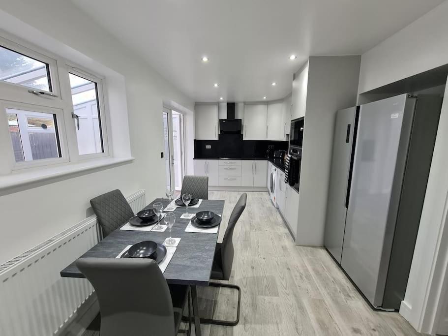 Elm Park Cheerful 4-Bedroom Holiday Home Hornchurch Eksteriør billede